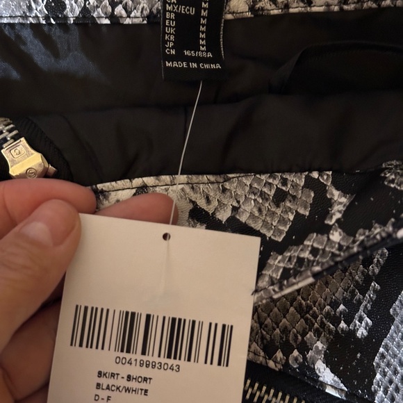 Forever 21 snakeskin zipper skirt size medium - Picture 4 of 4